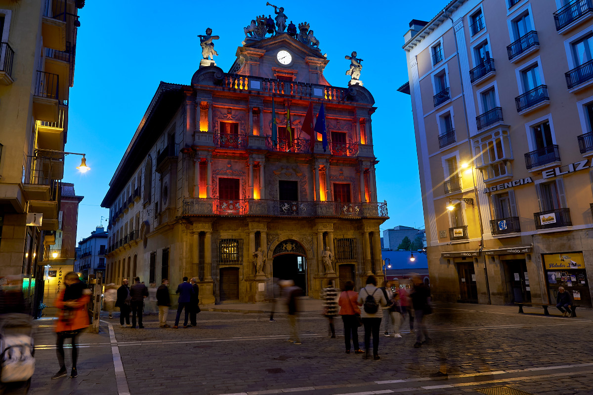 La fachada del Ayuntamiento de Pamplona se tiñó de rojo con motivo del LXIII Congreso Nacional SEHH y XXXVII Congreso nacional de la SETH. FOTO: Iñaki Porto.
